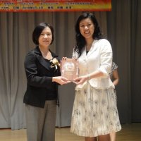 愛我中華取得優秀指導教師獎的殷勤老師接受香港教育城吳薇薇總監的頒獎現場
