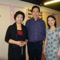 中國歌劇院著名歌唱家張英泉（中）來到本中心訪問
