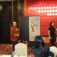 著名藝術家譚寶碩大師與教師聚會時現場揮毫書畫
